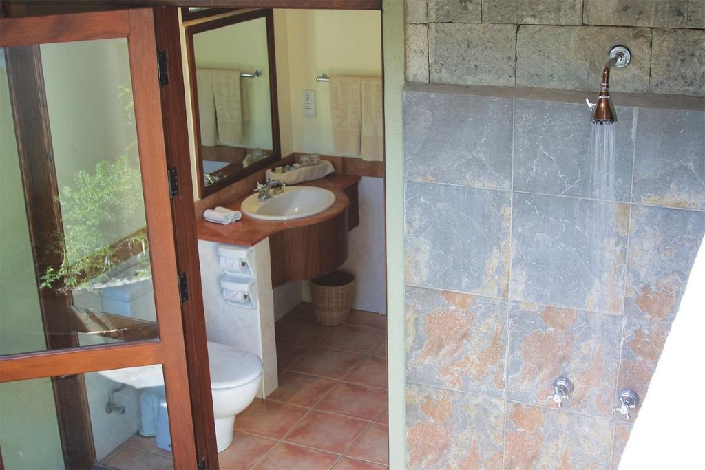 Lake Naivisha Simba Lodge Bathroom